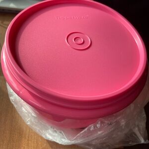 New Tupperware Classic 5 1/2 cup am mixing bowl with cover